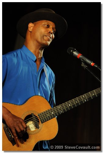 Eric Bibb_8734.JPG